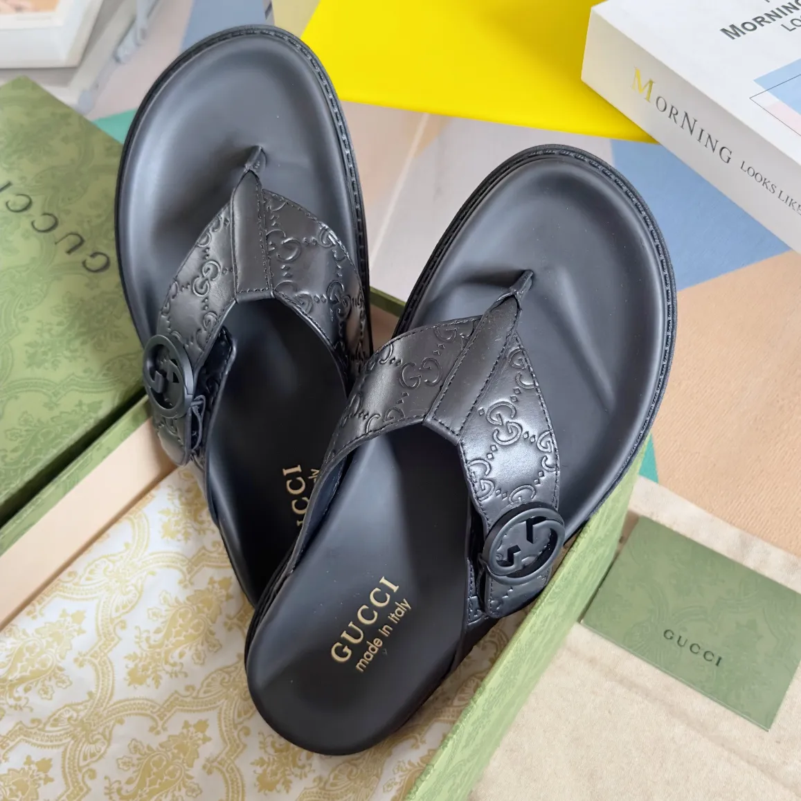 [G Home] Men's Men's Shoes💰: 300💰Size: 38-45 🆕2024Gucci Gucci Summer New Style Double G Presbyopia Flip-flops Cross Sandals Thick Sole Slippers Beach Shoes Original Purchase and Development Production G family's 2024 new summer dark horse items, fashion bloggers at home and abroad have put on the show, and it has become popular on social platforms at home and abroad. Fashionistas must pay for it, and they spend a lot of money to create ingenious craftsmanship and accurately restore every detail. Exquisite packaging at the delivery counter🛍📦 ▪️ Fabric: Original imported double G presbyopic leather ▪️ Lining: Original imported leather ▪️ Sole: Original open molded T men's shoes 💰U outsole ▪️ Bottom thickness: 3CM